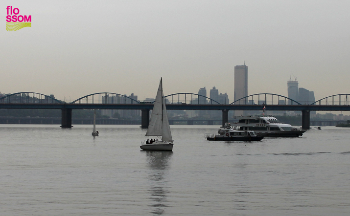 요트가 유유히 떠있는 한강 풍경