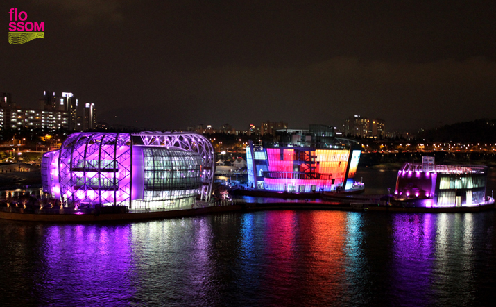 한강을 밝힌 무지개빛 '세빛섬(some sevit)'