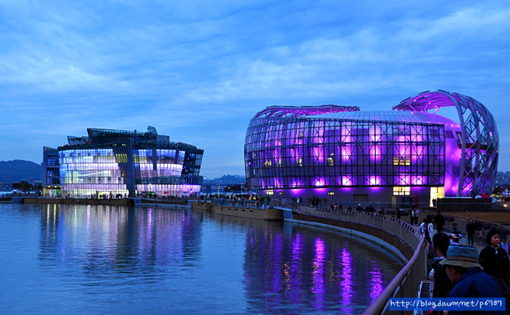 한강을 은은하게 밝히고 있는 아치형의 '가빛섬'과 '채빛섬'